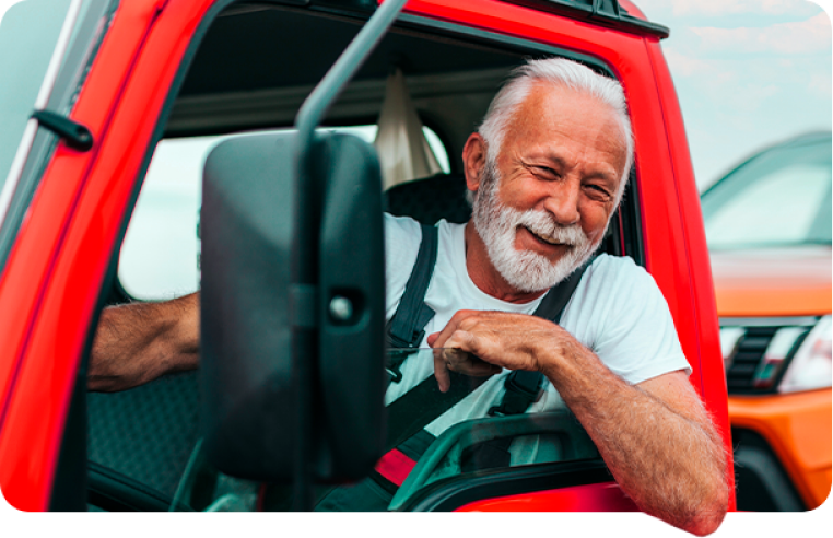 Homem feliz dirigindo o seu caminhão